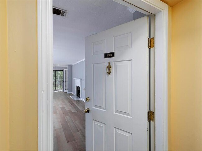 Building Photo - 2302 Pine Heights Dr NE
