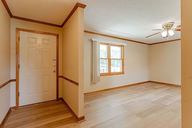Foto del edificio - New Flooring Throughout! Large Backyard