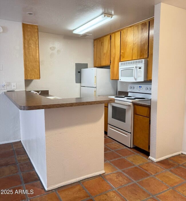 Building Photo - 8055 E Thomas Rd