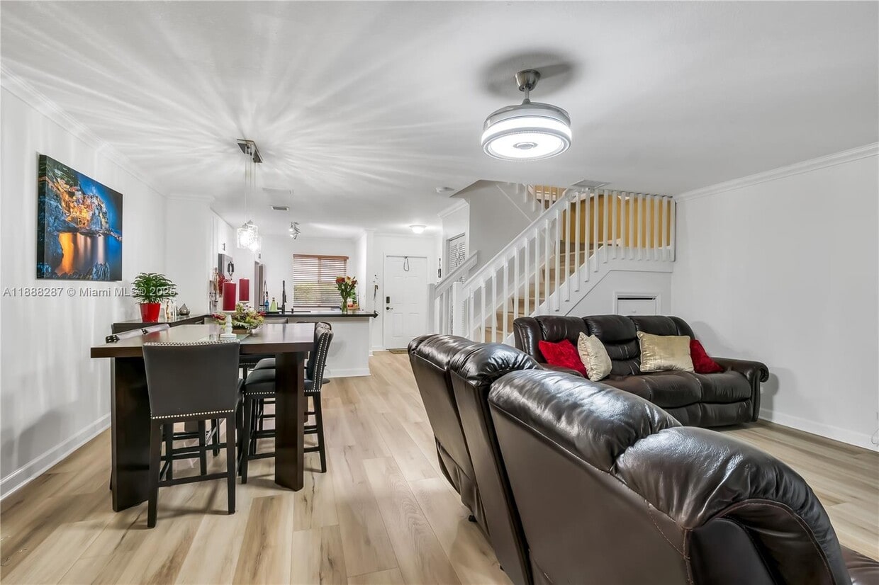 Foto principal - 667 NW 208th Dr