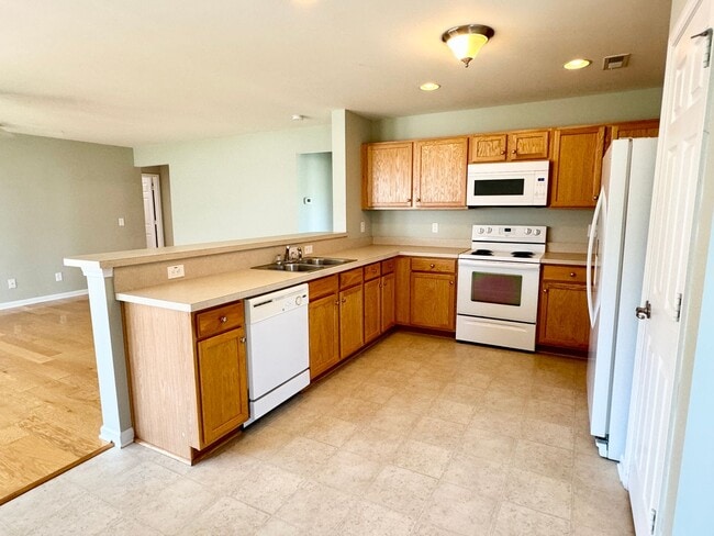 Foto del edificio - Like New 3 Bedroom & 2 Bath pond front home in Hillsborough! Enjoy the Community Pool, Playground...