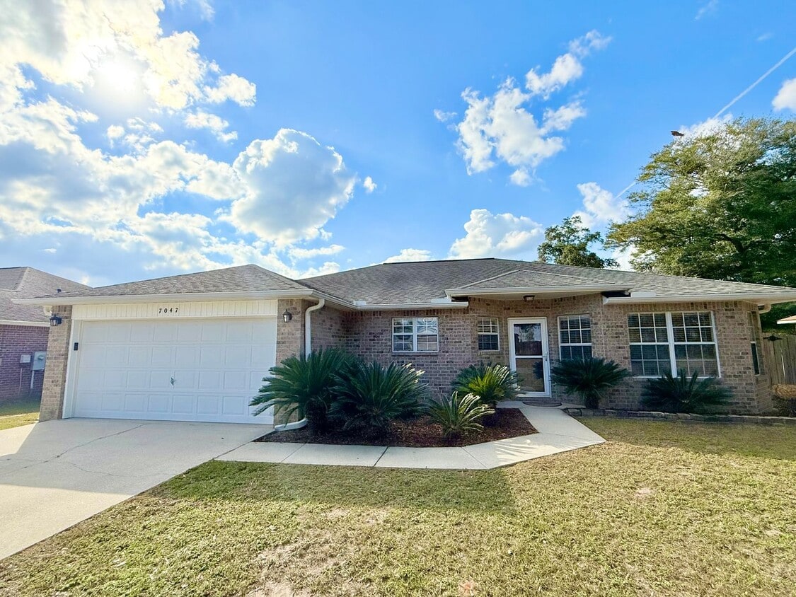 Foto principal - Beautiful 3-Bedroom Pool Home - Close To NAS