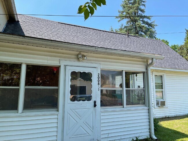 Foto del edificio - 2 Bedroom, 1 Bathroom with Laundry & Off Street Parking - Available August 1st!