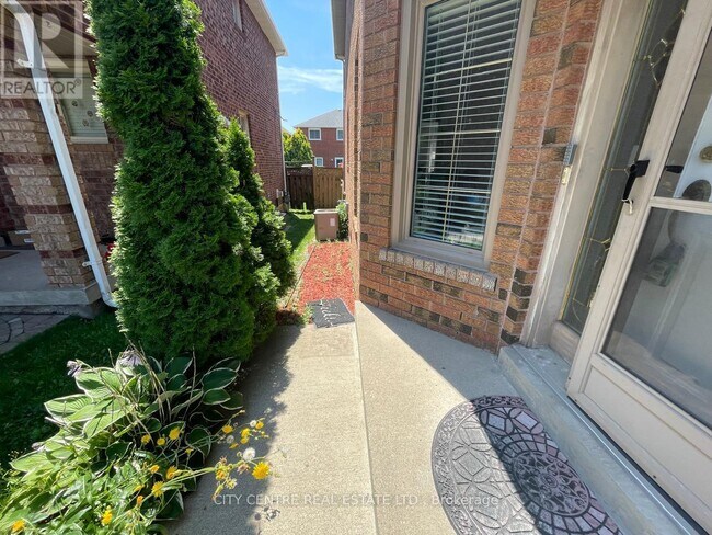 Building Photo - 7168 Sandhurst Dr