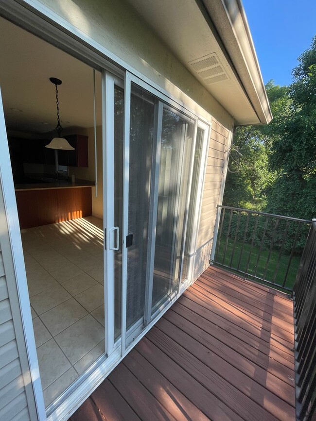 Building Photo - Beautiful 2 bed 2 bath upper Utica 1710 sq...