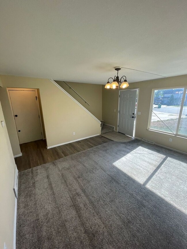 Building Photo - 255 Otis Ct