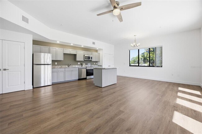 Building Photo - 100 N Dewey St