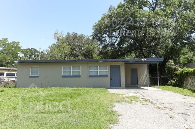 Building Photo - 4 Bed 1 Bath with Carport - Completely Rem...