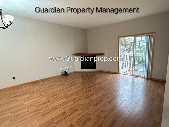 Foto del edificio - Maple Grove Town Home, 2 Car Garage, W/D, Balcony, Dishwasher, Avail June/July