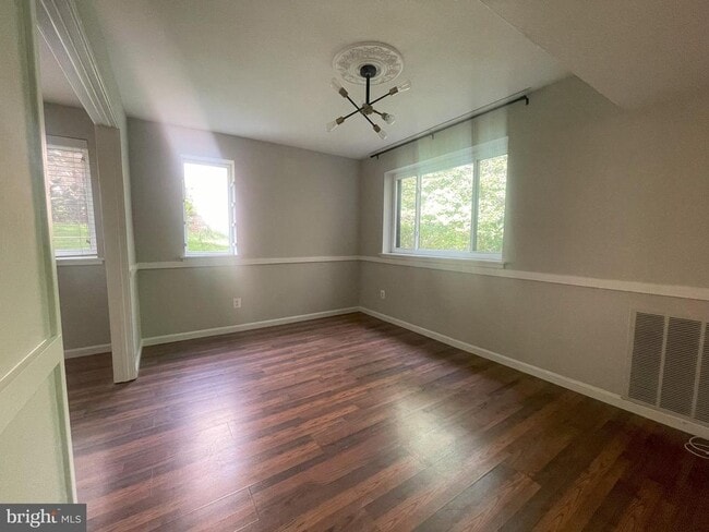 Building Photo - 1661 Parkcrest Cir