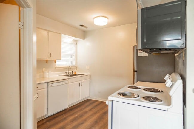 Building Photo - 8819 Hazen St