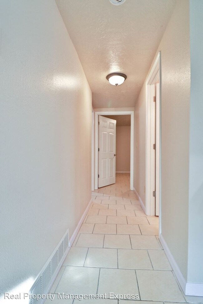 Foto del edificio - 2 br, 1 bath Apartment - 3225 N Lewis Ave ...