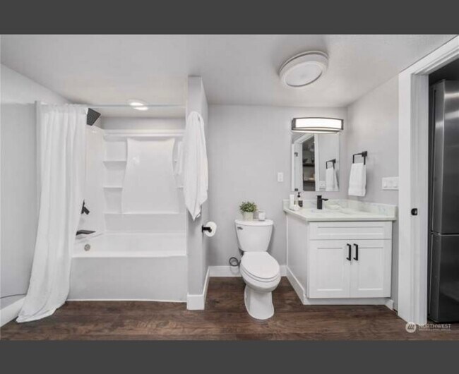 Extra large bathroom space - 8042 S Bell St