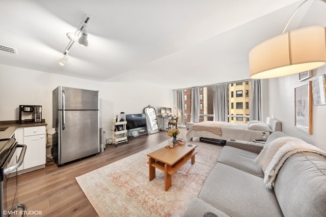 Foto del edificio - 2400 N Lakeview Ave