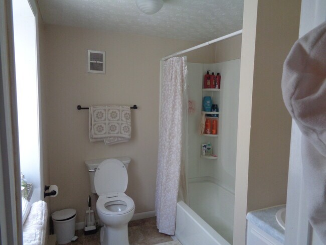 Dormitorio principal con baño completo - 536 N Centre St