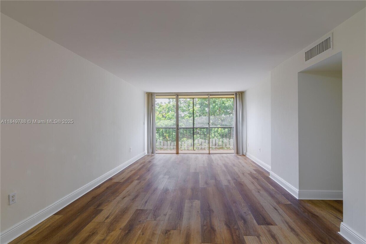 Foto principal - 8870 Fontainebleau Blvd