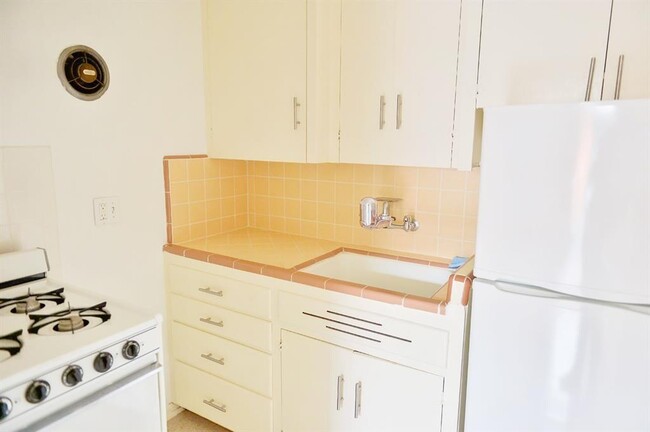 Building Photo - 3110 Greenbriar Dr