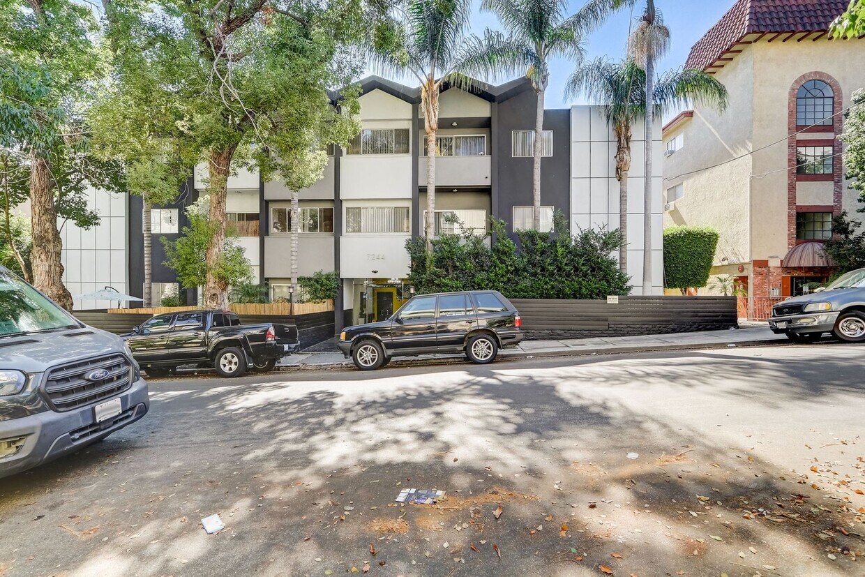 7244 Hillside Ave Apartments in Los Angeles, CA