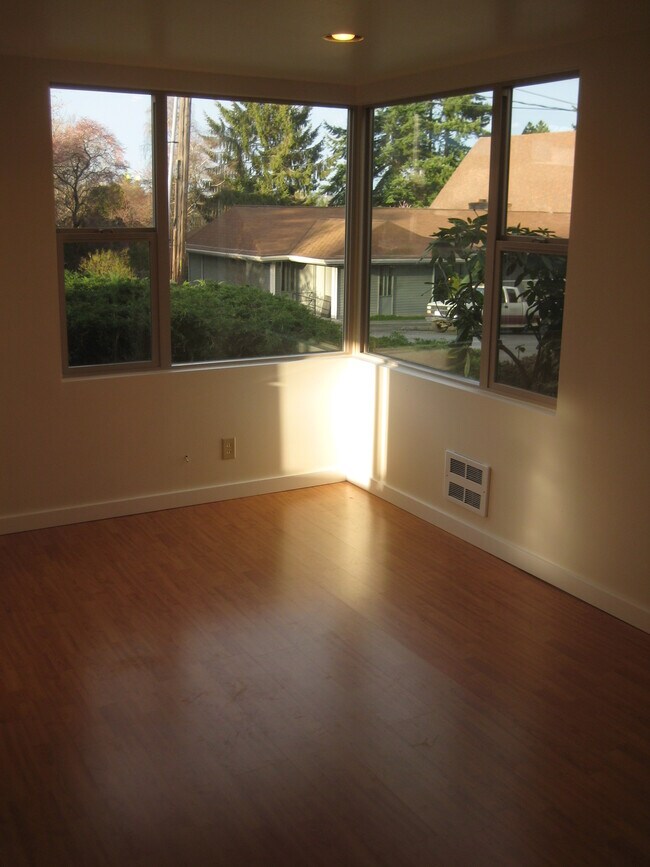 Building Photo - 3513 NE 95th St