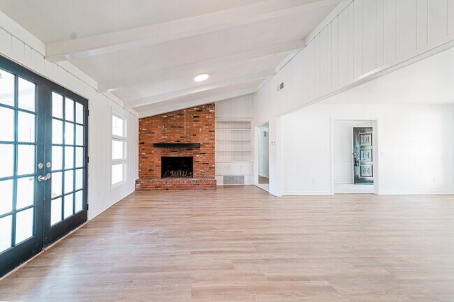 Foto del edificio - Spacious 3/2 with 2 Living Areas!