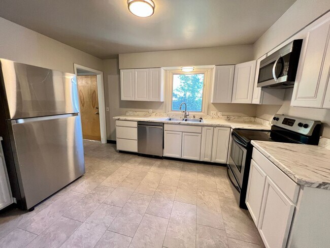 Foto del edificio - Updated 4 bed 2 bath house!