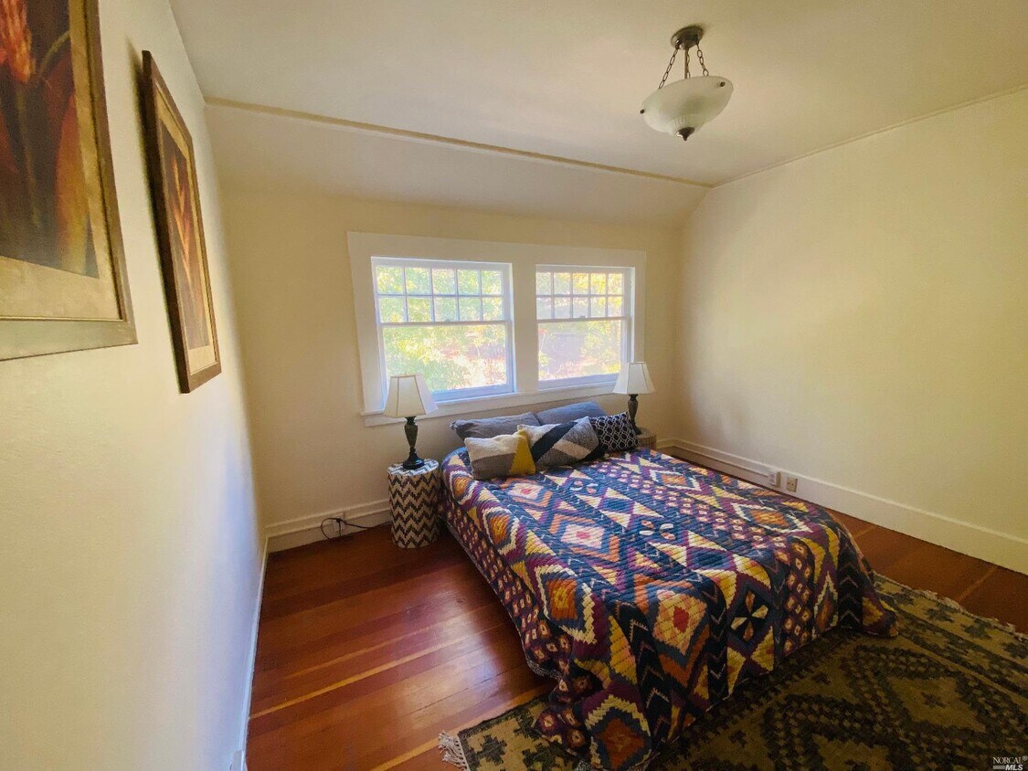 Primary Photo - 121 B St