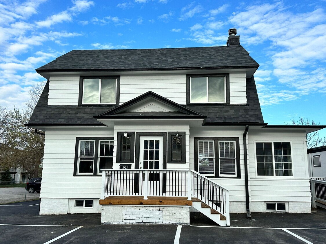 Discover this updated home, perfectly located on the main drive. Within a 5-minute radius, you’ll fi - 625 S Washington St