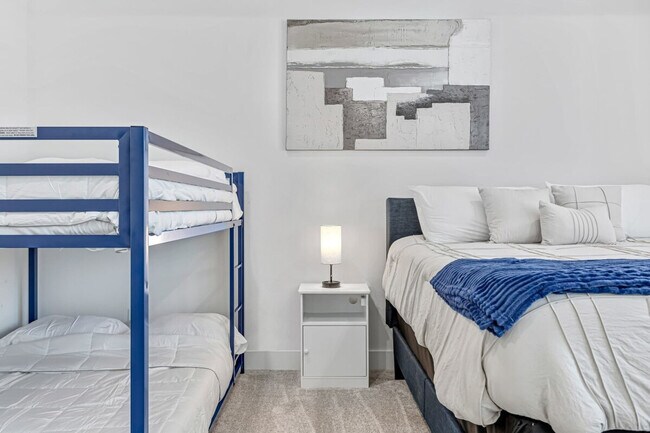 Building Photo - 3020 Live Oak St