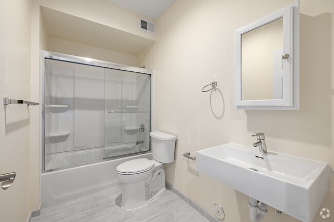 2 habitaciones, 2 baños - Segundo baño - 431-435 Morris Ave