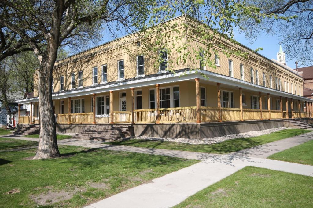 Foto principal - 322 3rd Ave S