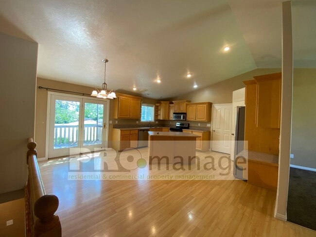 Building Photo - 5 bedroom / 3 bathroom Single Family Home