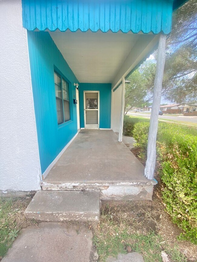 Building Photo - Newly remodeled 2/1/1 near Marsha Sharp and Coronado High School