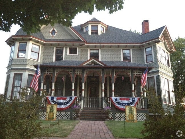 Building Photo - 312 E Spruce St
