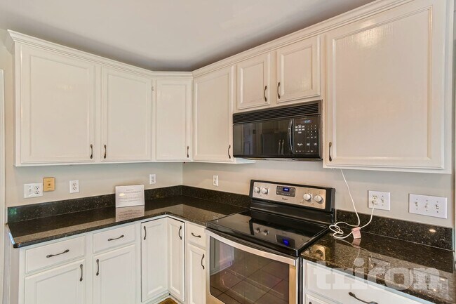 Building Photo - 2420 Amber Glen Dr