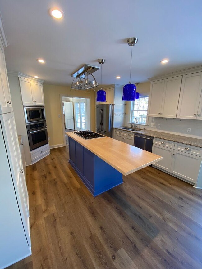 Foto del edificio - Stunning 3 Bedroom Home with Barn and Over 3 Acres!