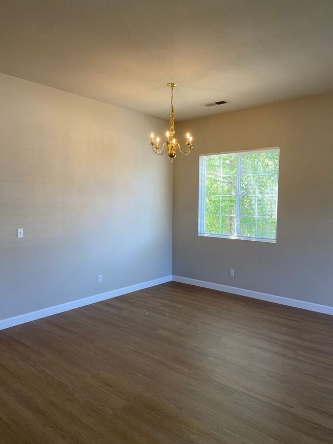 Building Photo - Willow Springs - Cozy 3 Bdrm, 2 Bath on culdesac. Walking distance to Folsom HS