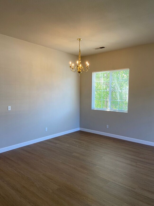 Foto del edificio - Willow Springs - Cozy 3 Bdrm, 2 Bath on culdesac. Walking distance to Folsom HS