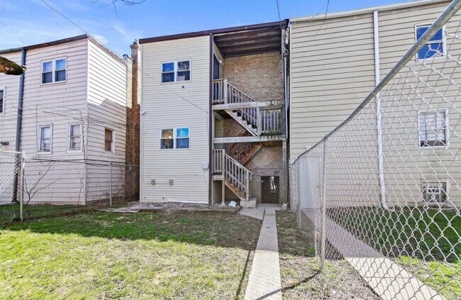 Building Photo - 938 N Leclaire Ave