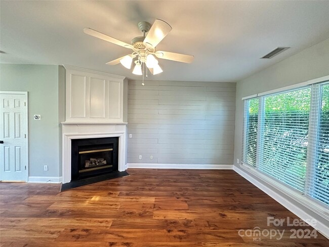 Building Photo - 10414 Roundleaf Dr