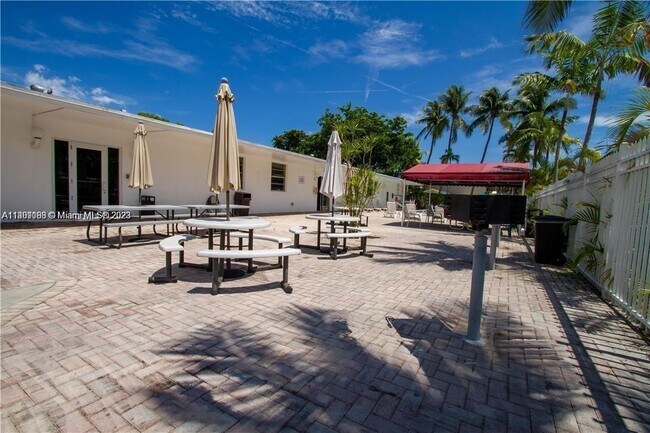 Foto del edificio - 3660 NE 166th St