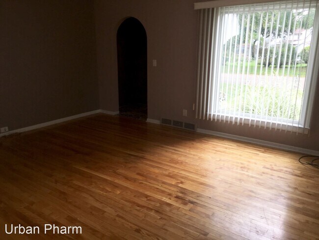 Building Photo - 3 br, 1 bath House - 658 Wolverine NE