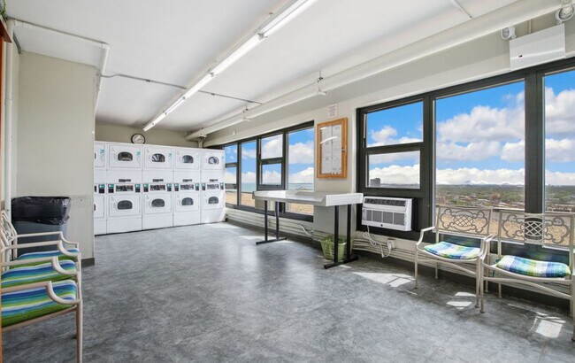 Foto del edificio - 6700 S South Shore Dr