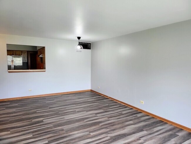 Building Photo - 600 W Streamwood Blvd