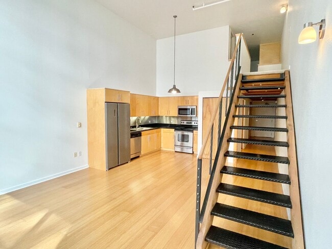 Building Photo - HUGE 2 Level 2br/1.5Ba Loft, High Ceilings...