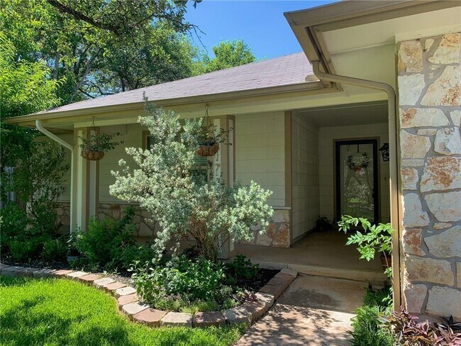 Building Photo - 417 Honeysuckle Dr