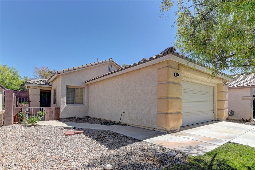 Foto principal - 10530 Lilac Tree Ave