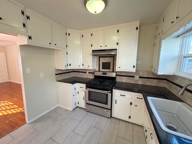 Building Photo - Charming 2 Bedroom 1 Bath home in desirabl...