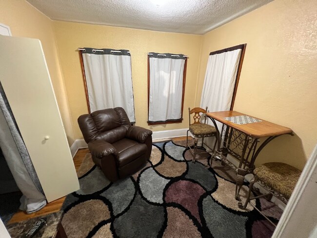 Foto del edificio - 1221 N Woodbridge St
