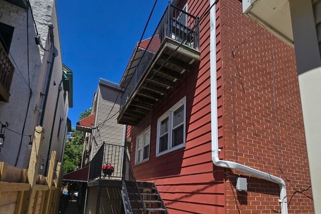 Building Photo - 2255 W Huron St