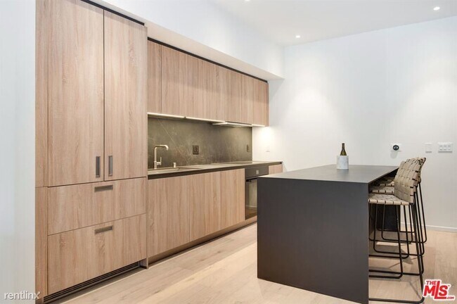 Foto del edificio - 2 br, 2 bath Condo - 1030 N Kings Rd Unit 303